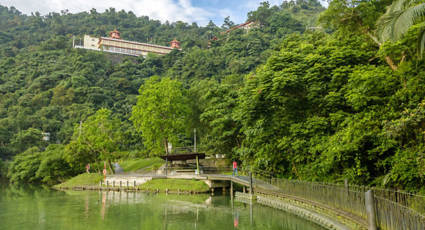 梅花湖環湖步道與湖景
